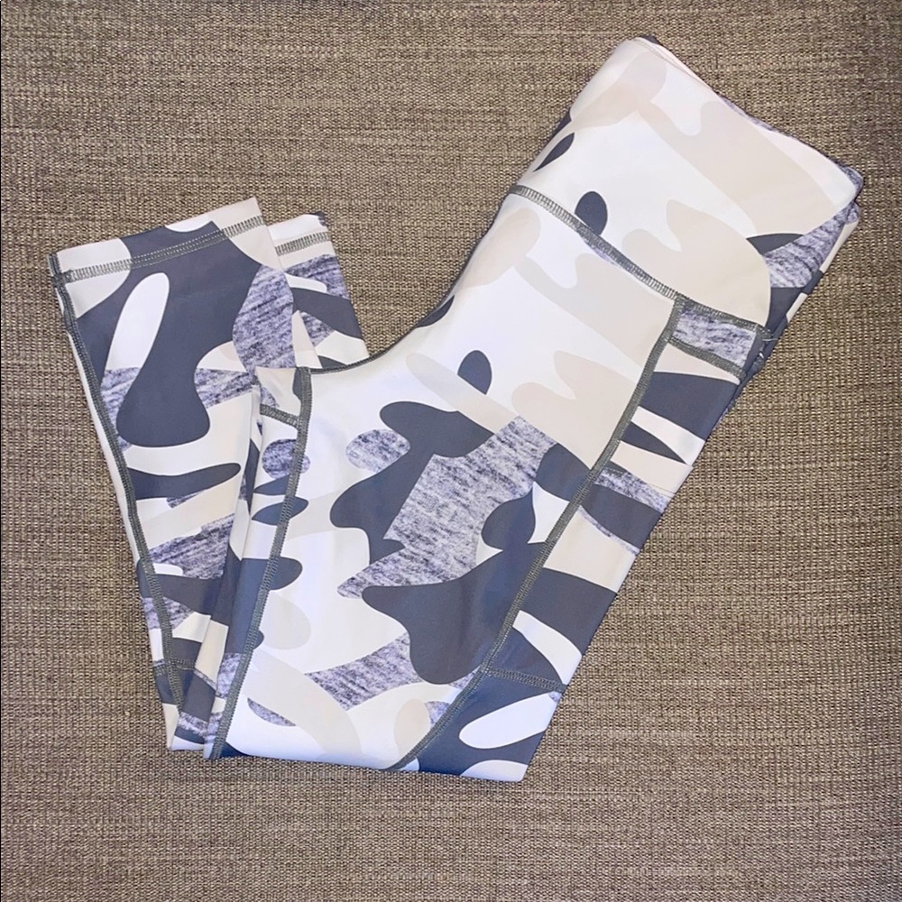 Zyia light N tight high rise camo capri nwot capri sun